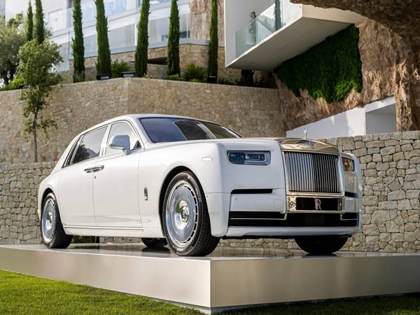 Rolls-Royce Phantom giá bao nhiêu?