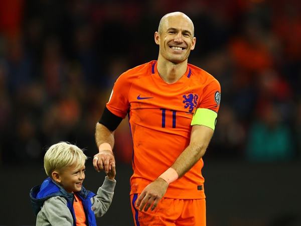 Hình ảnh cầu thủ Robben cùng con trai