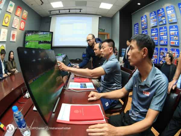 Trọng tài VAR – Người hỗ trợ từ phòng quan sát video